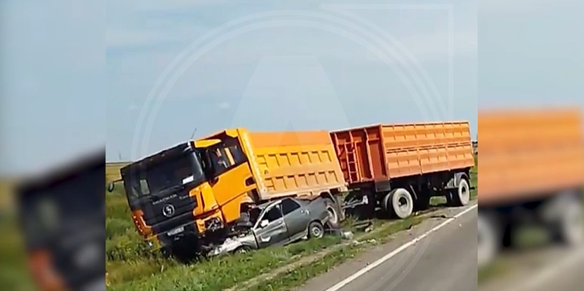 Қостанай облысында қарсы бағытқа шығып кеткен жеңіл көлік, тіркемесі бар жүк көлігіне соқтығысқан