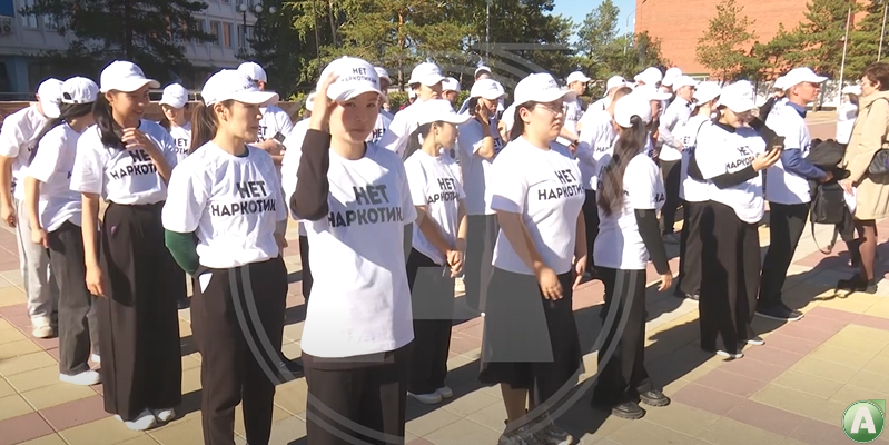 Бүгін тәртіп сақшылары мен еріктілер бірлесіп, қала көшелерінде заңсыз жазылған есірткі жарнамаларын өшірді