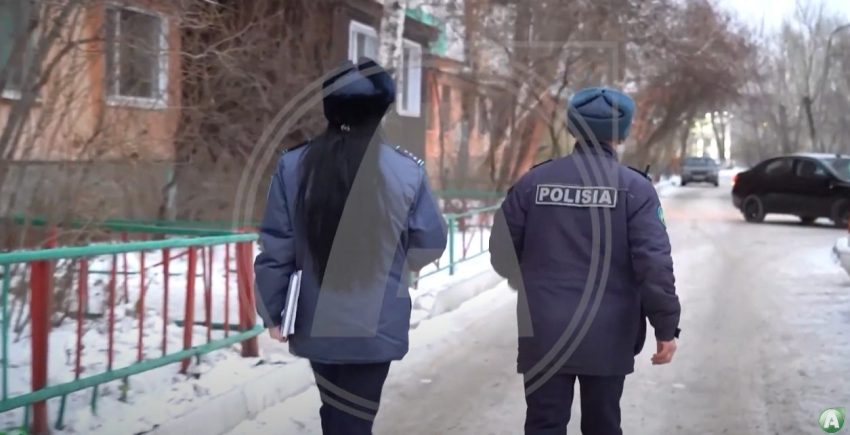 Полицейлер Қостанай облысы тұрғындарының үйлері мен пәтерлерін аралауда