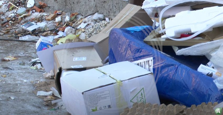 Қостанай қаласының орталық көшелерінің бірінде қатты қалдықтардын тау болып үйіліп, шығарылмай қалу фактілері тіркелуде