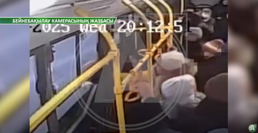 Қостанай тұрғынын соққыға жыққан сәт қоғамдық көліктердің бірінің бейнебақылау камерасына түсіп қалды