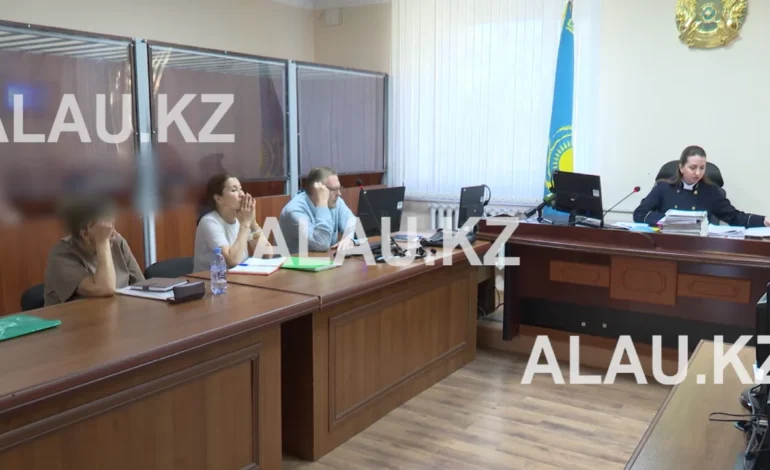 Қостанайда полицей қызметкерін ұрып-соқты деп айыпталған үш жас жігітке қатысты сот процесі жалғасып жатыр